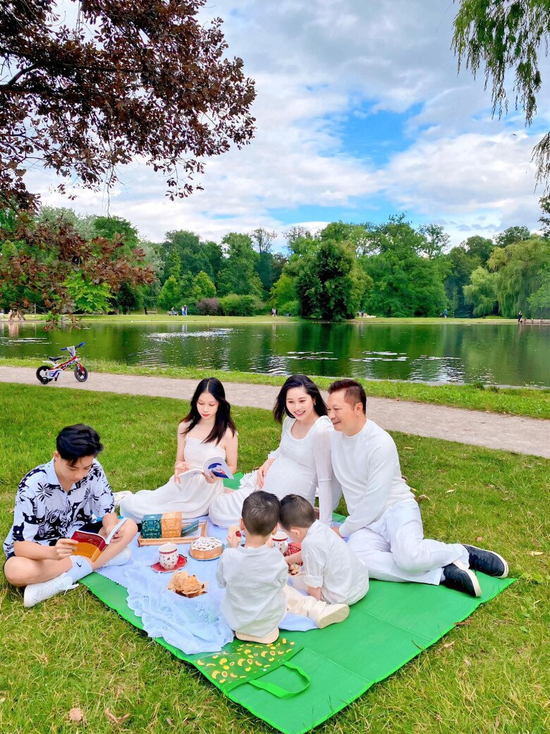 Á hậu được chồng quan tâm. Lúc chuẩn bị đón thành viên mới, cô chia sẻ khoảnh khắc cả nhà quây quần và viết với đại ý: Thời gian bên nhau như một gia đình là khoản đầu tư tốt nhất cho trái tim, tâm trí và tương lai của một đứa trẻ.