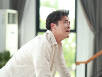 Ngày mừng nhà mới, mẹ kế tặng chiếc hộp nhưng chồng tôi quỳ xuống xin lỗi bà khi mở nó ra