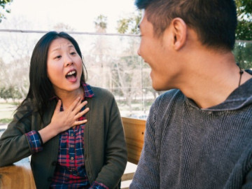 Chị hàng xóm mang 10 triệu qua bồi thường cho tôi, nào ngờ chồng tôi đẩy chị ấy về