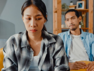 Tôi định ly hôn người vợ chi tiêu hoang phí, cô ấy bỗng đưa ra 300 triệu và tiết lộ một bí mật
