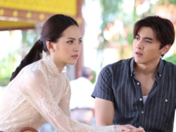 Đêm tân hôn, tôi giật mình tỉnh dậy thấy vợ đang ngồi bên cạnh chiếc túi đen với vẻ mặt mãn nguyện