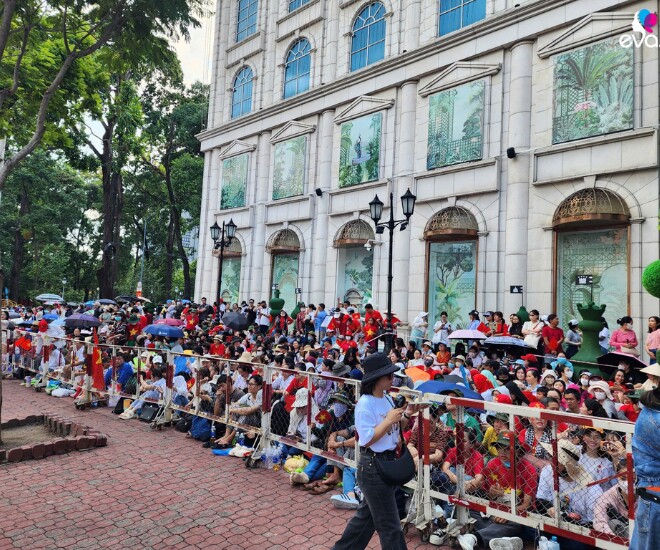 Đi xem diễu binh dưới trời nắng gắt đòi hỏi chị em phải có sự chuẩn bị về mọi mặt, bao gồm kiểu góc 