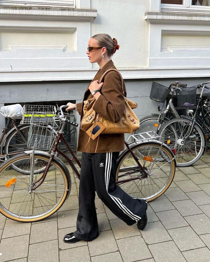 Sự kết hợp giữa vẻ mạnh mẽ, cá tính của quần short và sự chỉn chu, sang trọng của blazer tạo nên tổng thể cân bằng, vừa thời thượng vừa không hề bị nhạt nhòa.