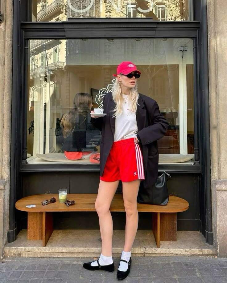 Thêm một công thức khác đang được rất nhiều fashionista chấm điểm 10 là mix quần short thể thao với áo blazer.