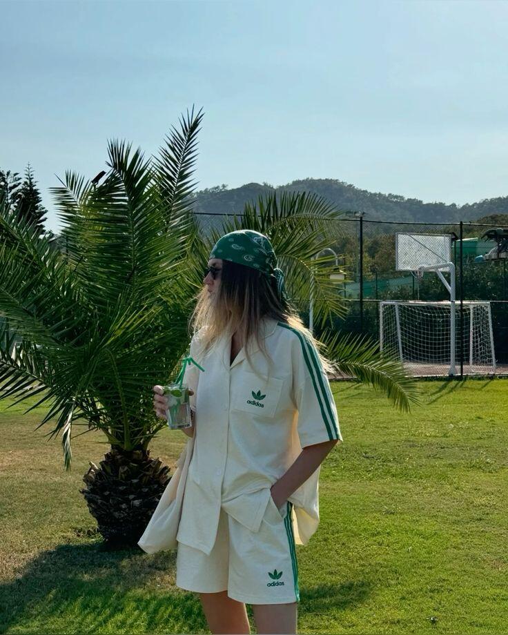 Nếu là fan của những bộ sport suit chất chơi, mùa hè cũng là thời điểm thích hợp để diện những kiểu sport suit với thiết kế ngắn, thoáng mát