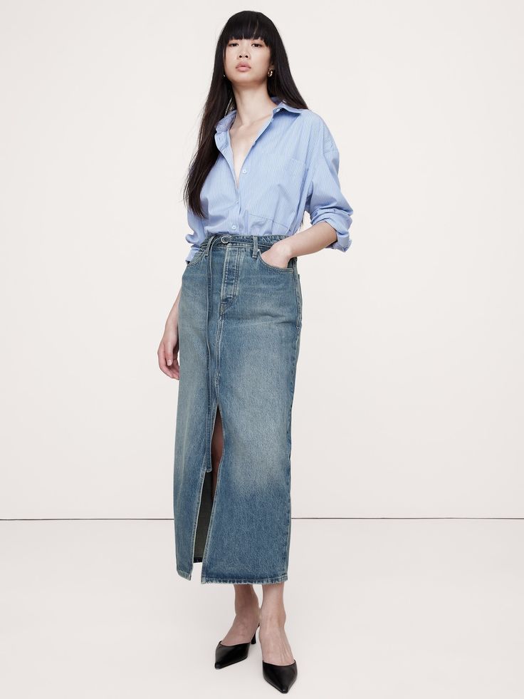 Váy jeans ôm sát nhưng chất liệu cứng cáp sẽ “cân” được mọi dáng người, kể cả khi bạn không có vòng eo con kiến.