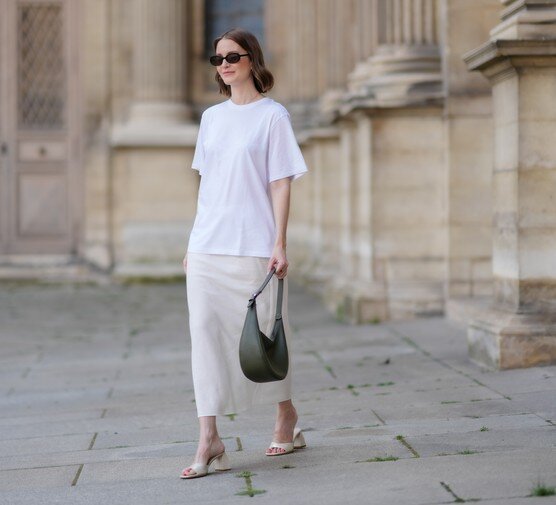 Phong cách này vừa casual vừa trendy, mang hơi hướng “lười biếng có tính toán” đúng chuẩn style effortless.