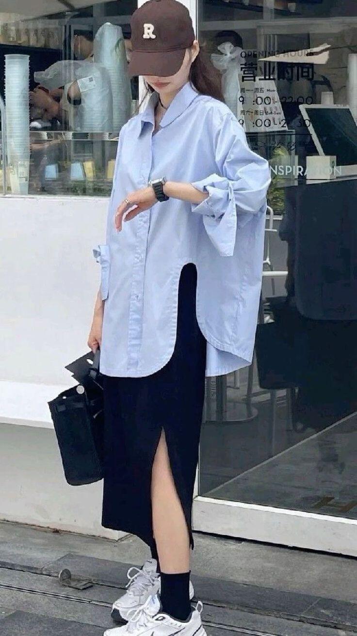 Khi mix với chân váy ôm, áo sơ mi oversize giúp che khéo phần bụng, làm giảm độ “phô” của váy, đồng thời tạo sự cân bằng cho tổng thể.