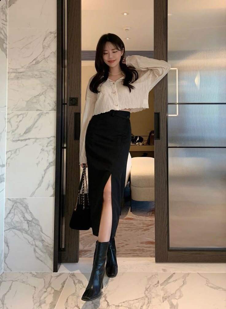 Chi tiết xẻ tà ở chân váy không chỉ gợi cảm mà còn giúp chia khối cơ thể cực khéo.