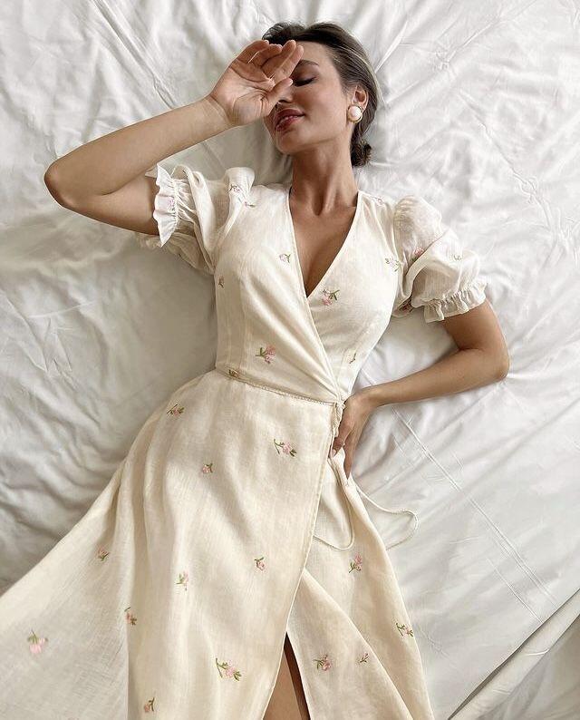 Để phát huy tối đa lợi thế hình thể, kiểu đầm quấn (wrap dress) hoặc đầm ôm nhẹ phần eo sẽ giúp nàng khoe trọn vòng hai con kiến và đường cong quyến rũ.