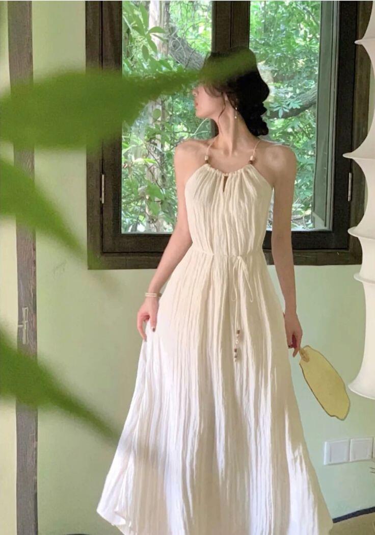 Ngoài ra, các kiểu đầm chữ A có phần tùng xòe, không ôm phần hông cũng là một lựa chọn không tệ