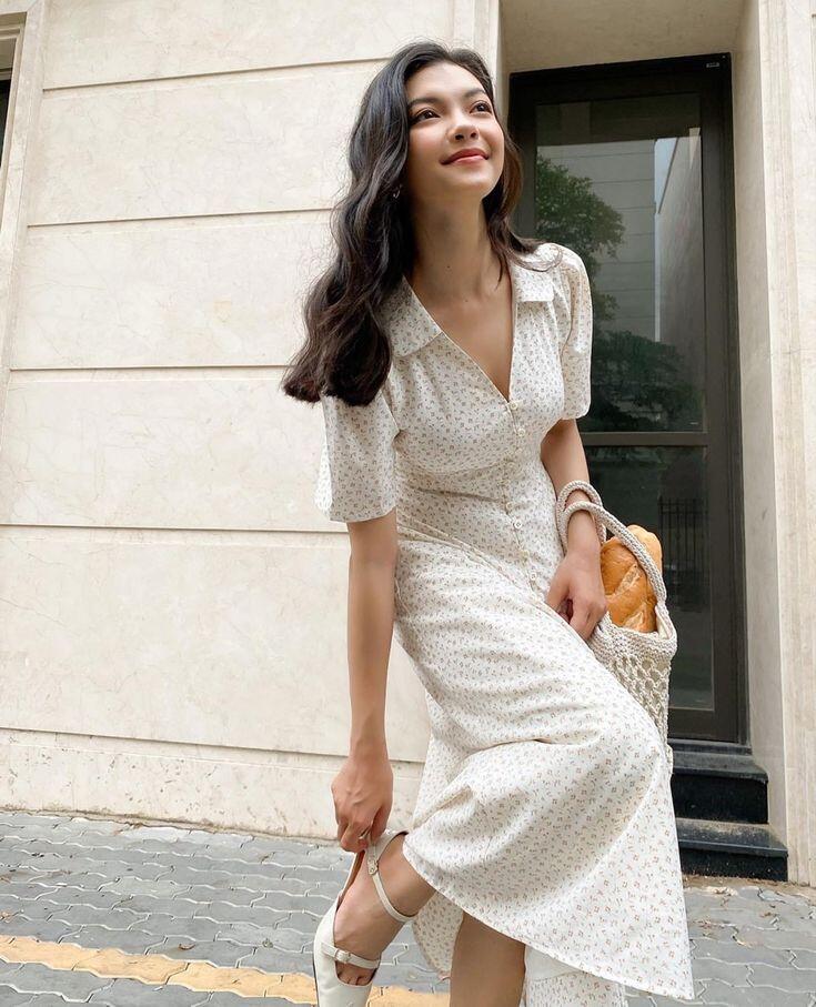 Những kiểu đầm cổ V sẽ là kiểu đầm nên được ưu tiên vì sẽ giúp chuyển hiệu ứng thị giác từ bờ vai rộng vùng khoét ngực tinh tế