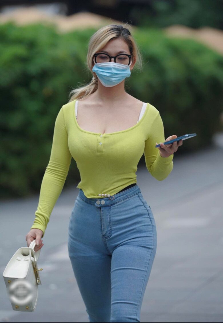 Tuy trang phục ôm là một kiểu đồ công sở phổ biến, chị em cũng nên tránh những kiểu đồ quá phô với chất liệu mềm mỏng khiến tổng thể thiếu chỉn chu