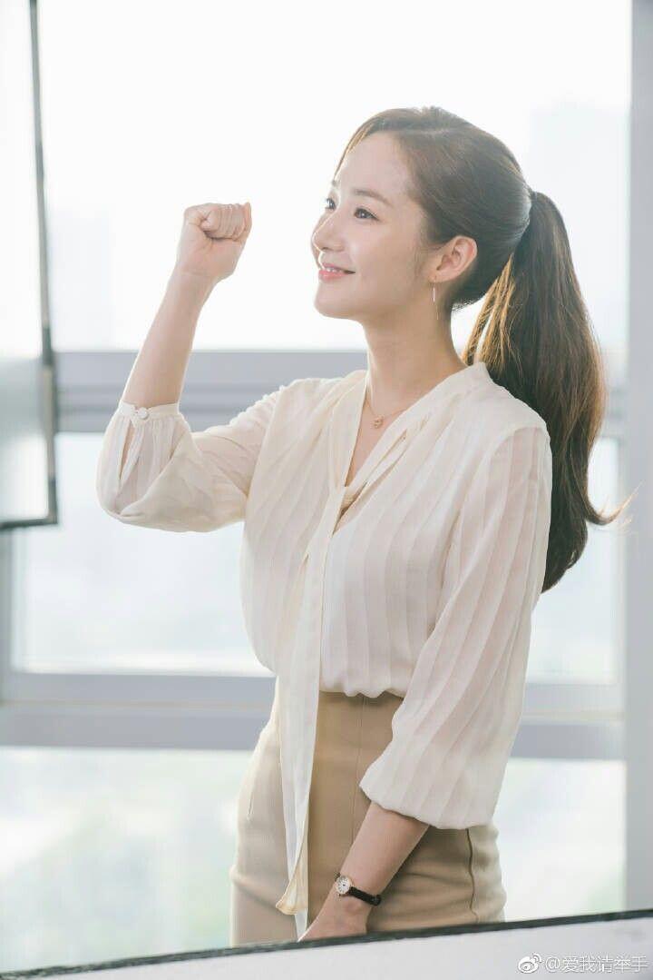 Thay vào đó, nếu chị em có vòng một lớn hãy chọn những kiểu áo blouse thoải mái như cô nàng Park Min Young để vừa thanh lịch lại không hề hở hang