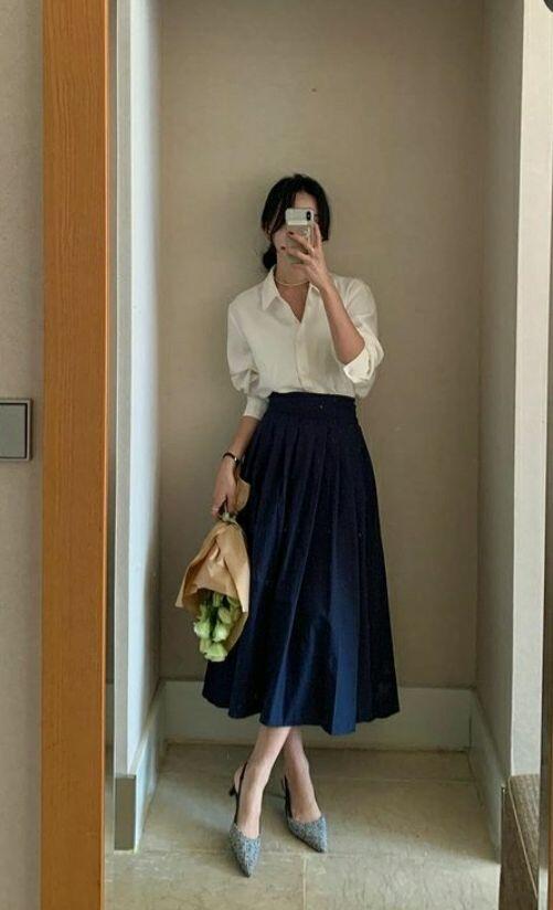 Những tông màu trung tính như đen, be, nâu sáng, xanh than hay xám tro thường mang lại cảm giác an toàn và dễ kết hợp với phần áo.