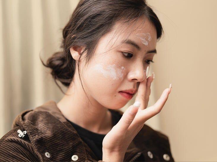 Chị em nên sờ thử vào da để xem lớp skincare trước đã hoàn toàn thấm vào da chưa trước khi bôi kem chống nắng