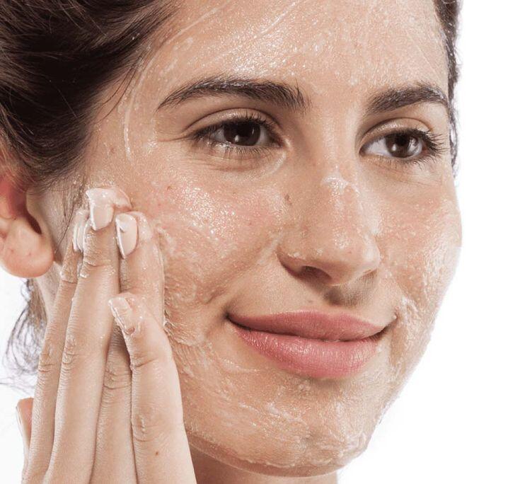 Tẩy tế bào chết đều đặn chính là chìa khóa giúp da ít bị sần hoặc vón cục 