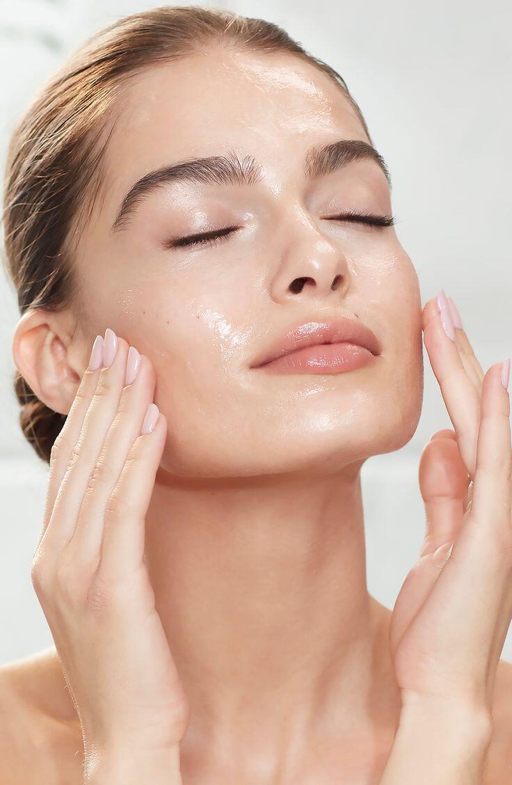 Skincare nhẹ nhàng và tránh các sản phẩm chứa dầu hoặc silicone trước bước kem chống nắng là chìa khóa để kem chống nắng có thể bảo vệ da hiệu quả