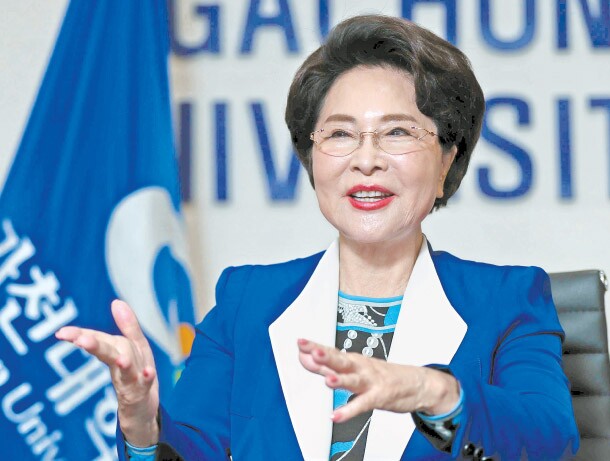 Hiệu trưởng đại học Gachon duy trì lối sống lành mạnh, tránh xa các chất kích thích và chú ý đến độ ẩm trong không khí để tránh da bị khô và lão hóa