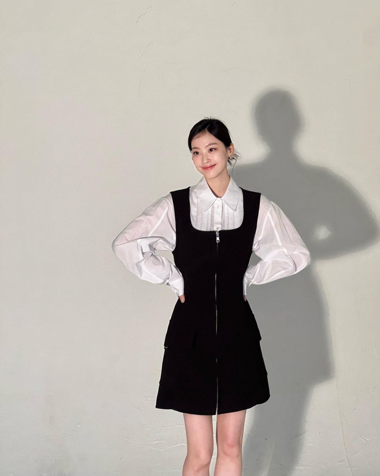 Choi Hee Jin khi diện đầm cũng ưa thích các mẫu đầm tối giản, dễ phối