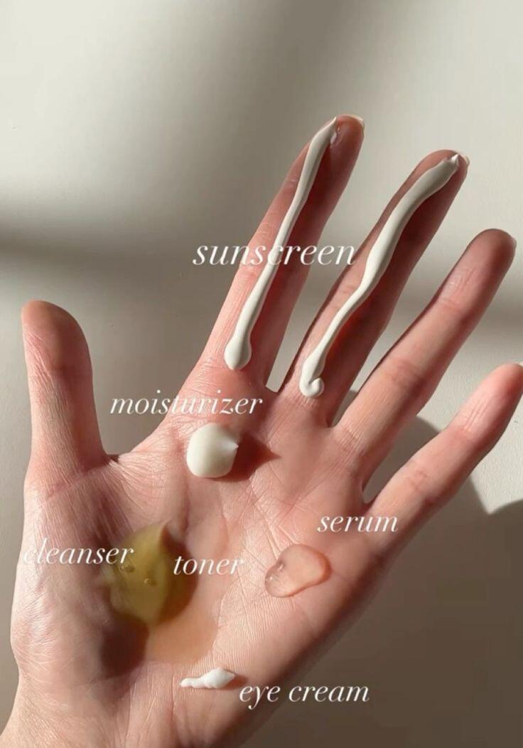 Lớp kem chống nắng đầu tiên là nền tảng để bảo vệ da, vì vậy chị em đừng bỏ sót bước này chỉ vì vội vàng.