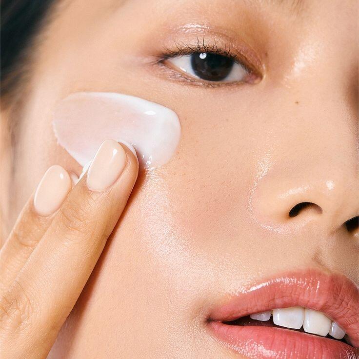 Kem lót có SPF không chỉ giúp lớp nền bền màu mà còn hỗ trợ chống nắng hiệu quả.