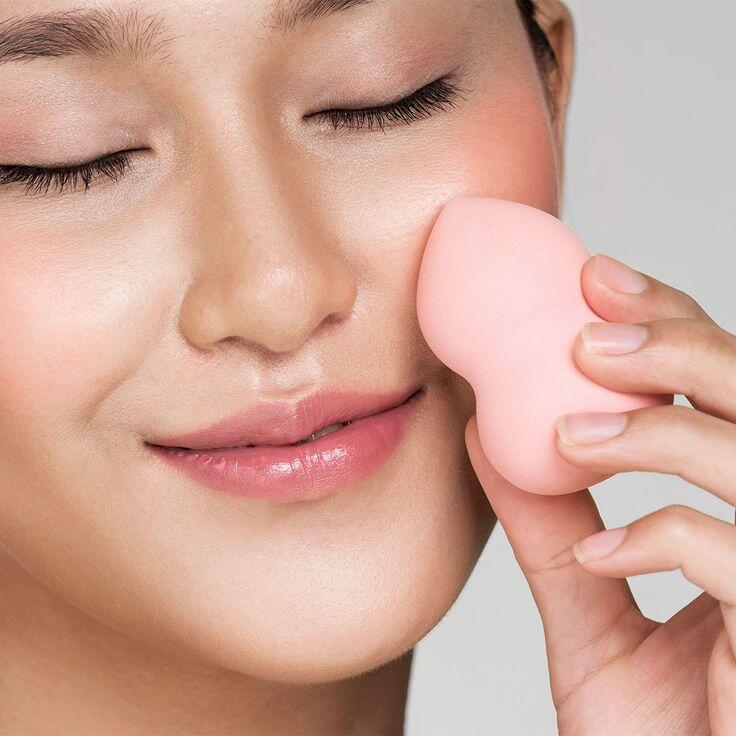 Dùng mút để dặm kem chống nắng giúp bạn kiểm soát lượng kem mà không làm rối lớp nền.