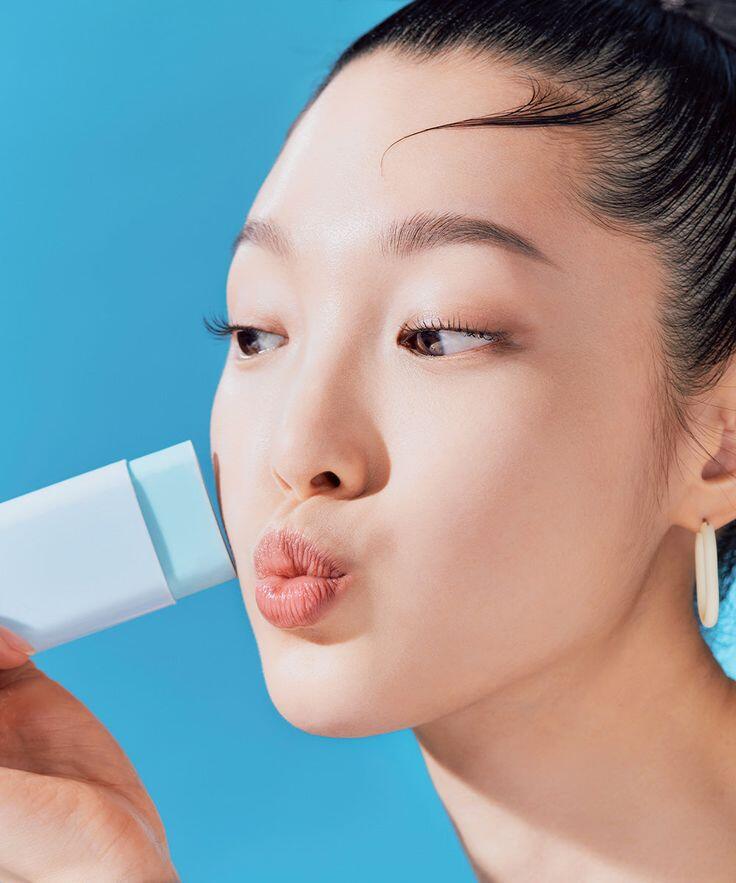 Thỏi chống nắng nhỏ gọn là giải pháp nhanh và không làm hỏng lớp trang điểm.