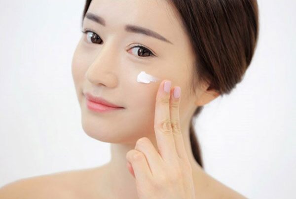 Tai, cổ, và vùng quanh mắt là “góc khuất” thường bị bỏ quên khi thoa kem chống nắng.