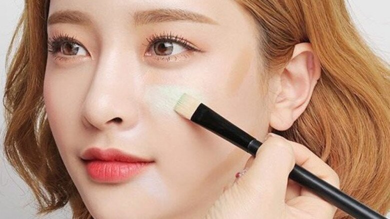 Nếu không làm sạch trước khi dặm lại, lớp kem chống nắng sẽ gây bí và mụn.