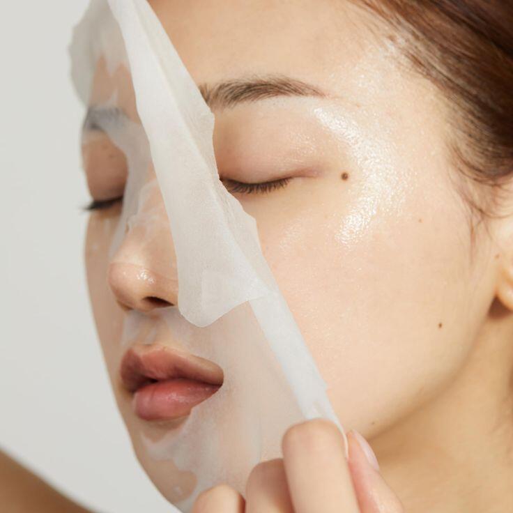 Mặt nạ có chứa peptide sẽ giúp bổ sung thành phần chống lão hóa dịu nhẹ, giúp làn da căng mịn mà không gây kích ứng.