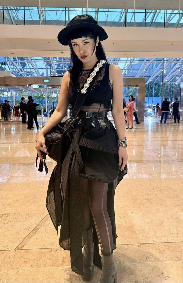 Hồng Nhung và phong cách nổi loạn đậm chất Lady Gaga, khác hẳn với sự nhẹ nhàng, sang trọng thường thấy của cô những năm gần đây