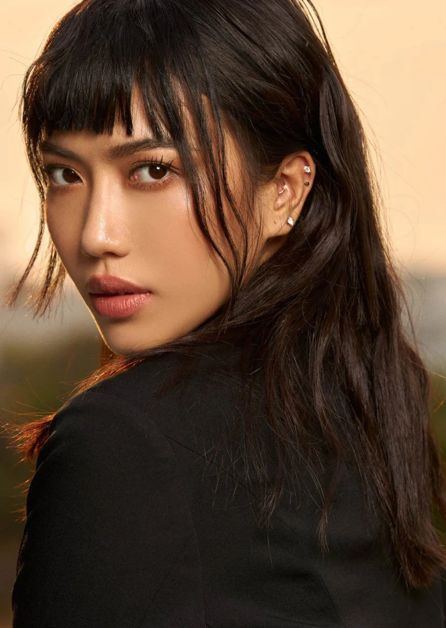 Là nghệ sĩ cá tính và không ngại thử nghiệm những tạo hình độc lạ, Diệu Nhi từng xuất hiện với kiểu tóc mái cắt cao trên chân mày, kiểu tóc giống với diva Hồng Nhung bên trên.