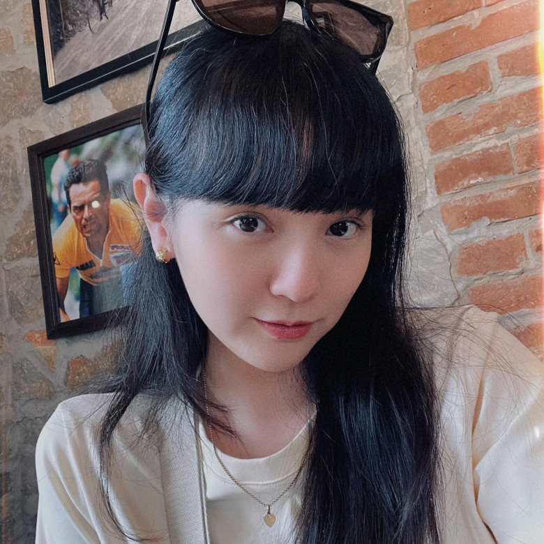 Một gương mặt cũng từng có kiểu tóc mái ngang, dày chính là Hải Tú, nàng thơ của Sơn Tùng M-TP giúp cô nàng trông trẻ trung rất nhiều, đặc biệt khi để mặt mộc