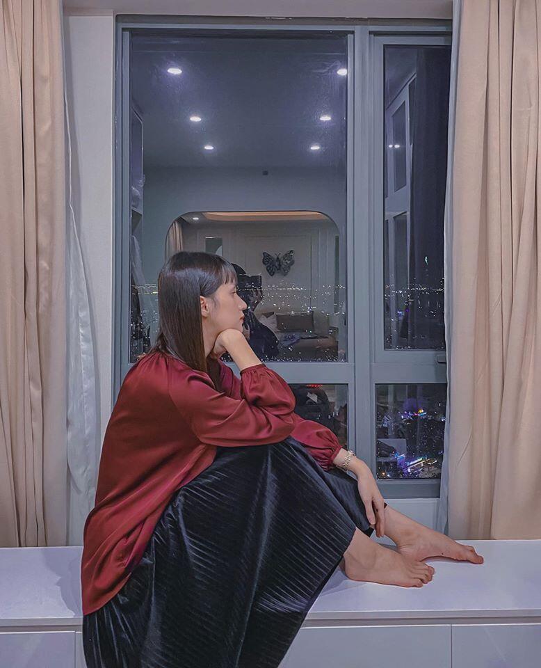 Tuy nhiên, từ một góc nhìn khác, kiểu tóc này của Hương Giang lại có phần dìm visual của cô, có thể thấy kiểu tóc này dường như chỉ đẹp khi được chăm sóc, tạo kiểu kỹ lưỡng.