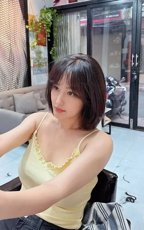 Cho đến những năm gần đây, cô mới thử để lại tóc mái nhưng là tóc mái thưa, và kiểu tóc này giúp cô nhận về nhiều lời khen