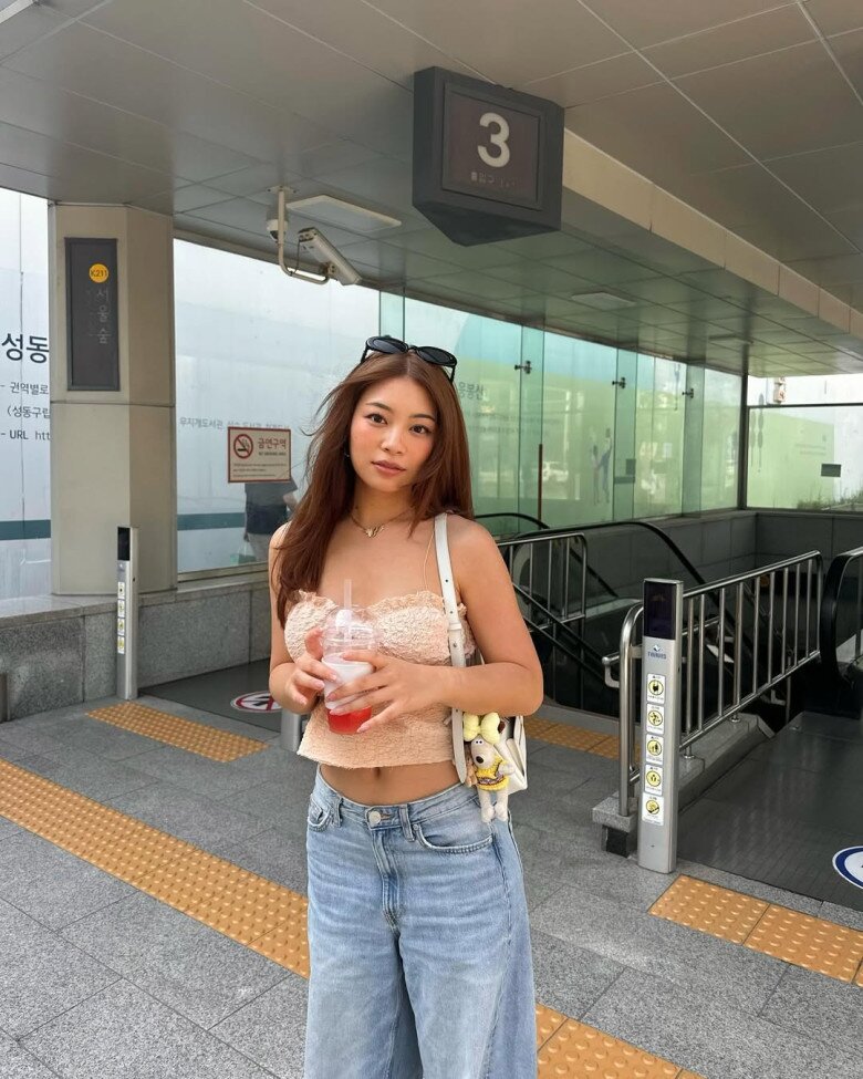 Tỷ lệ này giúp tạo cảm giác đôi chân dài hơn, vóc dáng thanh thoát hơn và cũng sang trọng, trưởng thành hơn rất nhiều.