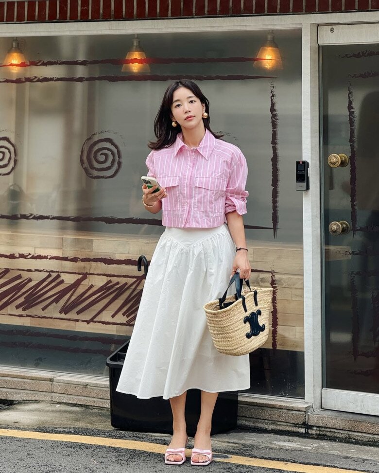 Nhìn outfit nhẹ nhàng này, khó tin đây là một nữ diễn viên đã bước sang tuổi 42
