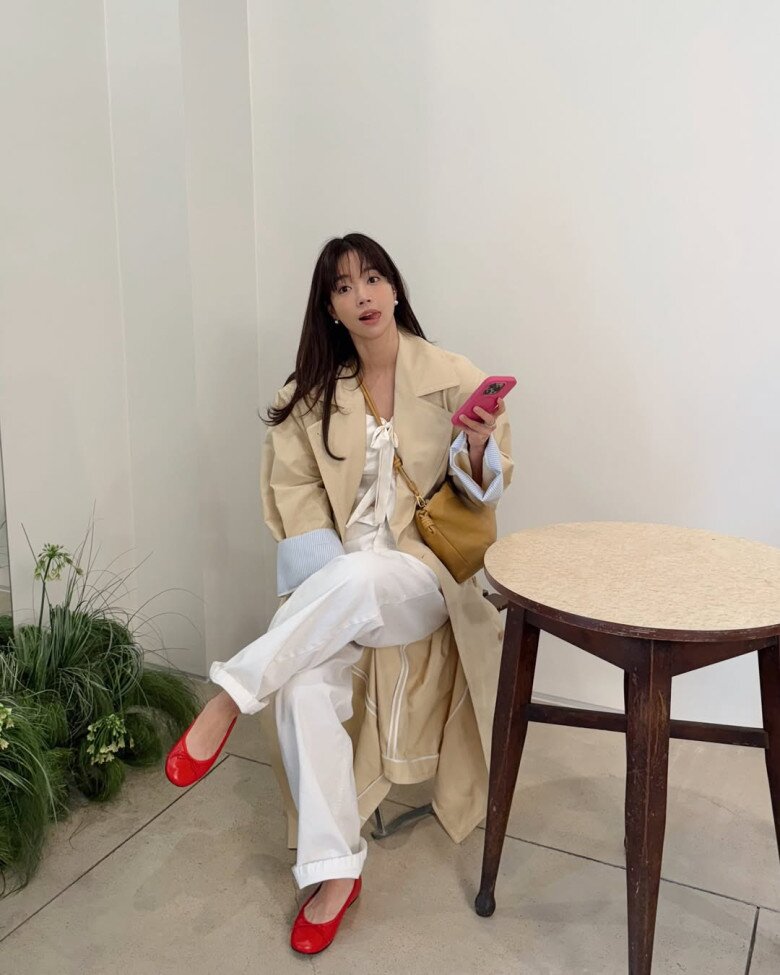 Yêu thích màu sắc nhưng cô nàng kết hợp chúng một cách tinh tế, không ôm đồm mà thay vào đó, dùng những màu sắc để tạo điểm nhấn ví dụ như mẫu giày búp bê đỏ này