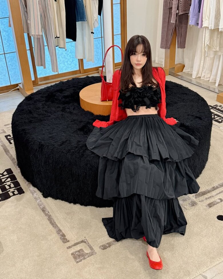 Cô nàng cũng thường chỉ kết hợp 2 đến 3 màu sắc trong cùng một outfit 
