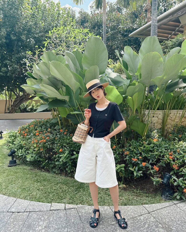 Kiểu đồ mùa hè tuy không quá nhiều màu sắc nhưng vẫn trẻ trung nhờ sự kết hợp tài tình mẫu sandal ngư dân với kiểu quần bermuda đang gây sốt hè này