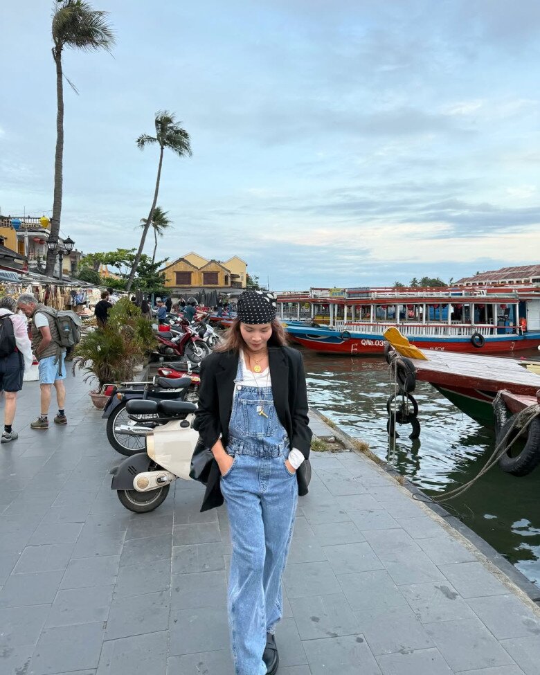 Cô không ngại thử nghiệm những món đồ mới lạ như quần đan móc, quần túi hộp, áo layer kiểu lạ, khăn trùm đầu họa tiết… nhưng vẫn giữ được sự hài hòa trong tổng thể.