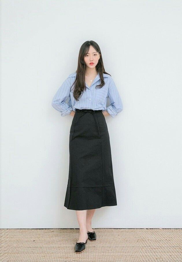 Ngược lại, với những kiểu áo oversized, một chiếc váy bút chì với phần chân không quá phồng xòe cũng sẽ tạo hiệu ứng giúp cơ thể nhìn gọn gàng, hài hòa tương tự. 
