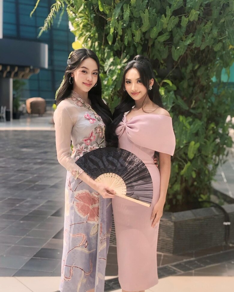 Bộ trang phục này không chỉ giúp Thanh Thủy hòa nhập với văn hóa Indonesia mà còn thể hiện sự tôn trọng sâu sắc đối với truyền thống của nước chủ nhà. Hình ảnh cô trong Kebaya đã nhận được nhiều lời khen ngợi từ khán giả và truyền thông Indonesia.