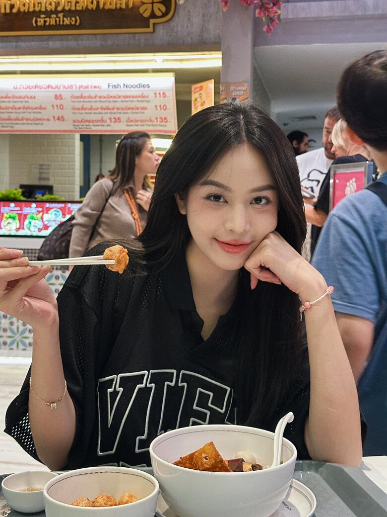 Thanh Thủy diện đồ đơn giản, trẻ trung và ai cũng khen nàng hậu khéo léo khi chọn mặc chiếc áo thun đen có in chữ Việt Nam rất nổi bật, để ai cũng biết Miss International 2024 đến từ Việt Nam.