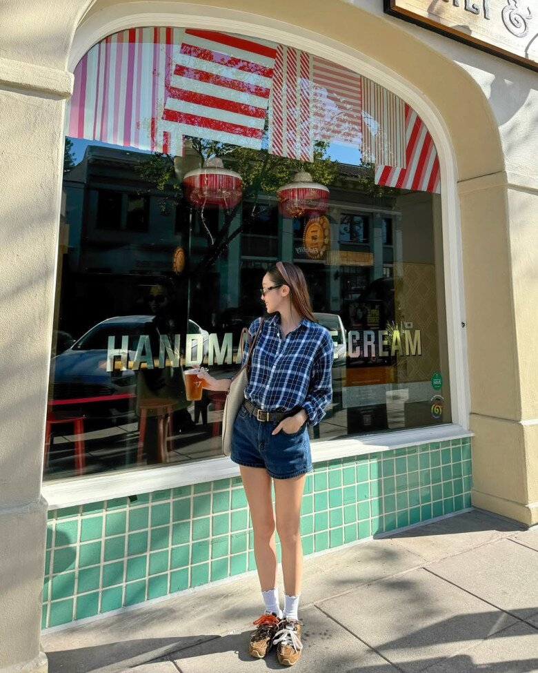 Điểm cộng của outfit này là bạn có thể tận dụng quần short có sẵn trong tủ, chỉ cần thêm phụ kiện như băng đô vải, mắt kính hay túi tote là đã đủ “bắt trend”.