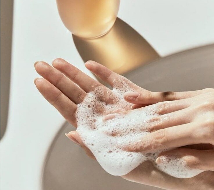 Người Nhật có thói quen đánh bọt dầu gội bằng tay hoặc dùng lưới tạo bọt trước khi sử dụng.