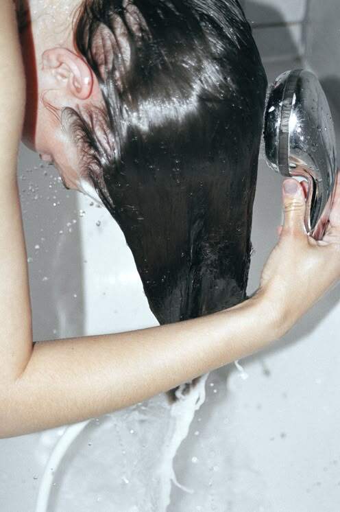 Cúi đầu ra phía trước khi gội đầu là một cách làm sạch dầu gội hiệu quả 