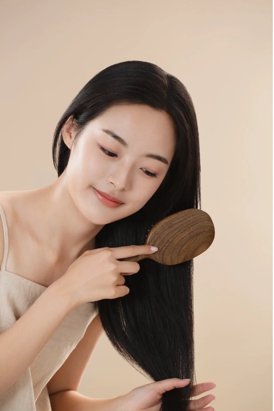 Chăm sóc tóc đúng cách giúp hạn chế tình trạng gãy rụng tóc.