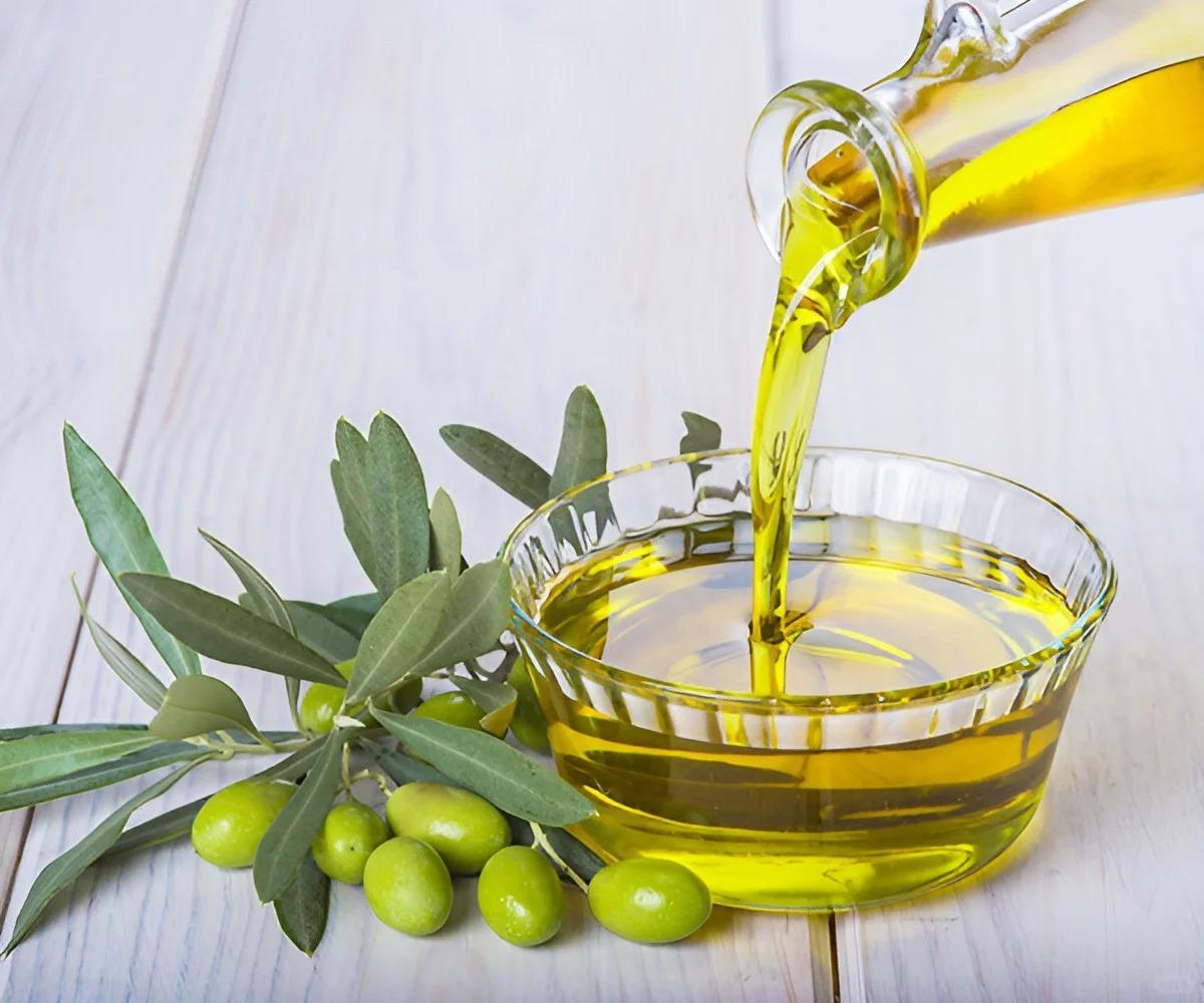 Dầu oliu khi kết hợp cùng sữa rửa mặt giúp làn da mịn màng và sạch hơn.